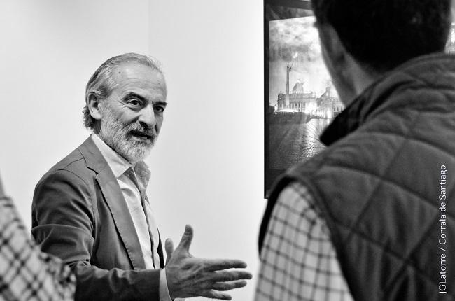 Javier Algarra, durante la inauguración de la exposición.
