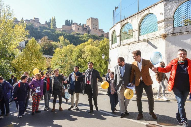 El abrazo a la Alhambra ha puesto en marcha las actividades.