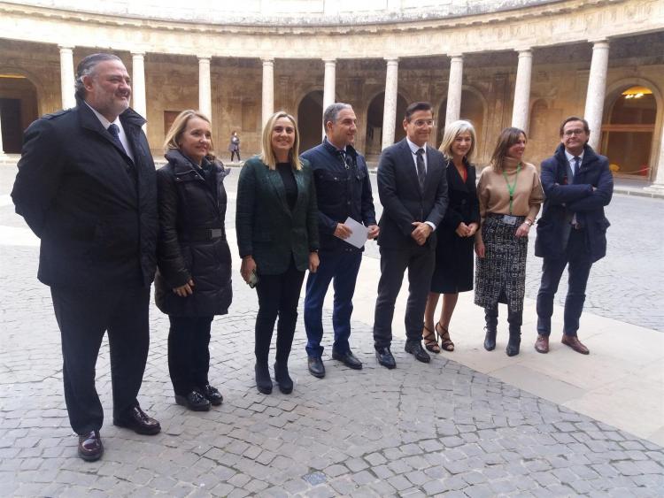 Los consejeros, con el alcalde y el resto de autoridades, en su visita a la Alhambra.