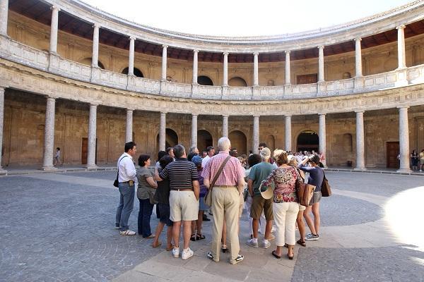 Grupo de visitantes en el Palacio de Carlos V. 