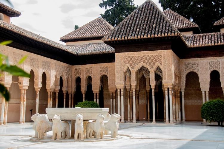 La Alhambra permanecerá aún vacía, sin turistas, como en esta bella imagen del Patio de los Leones.