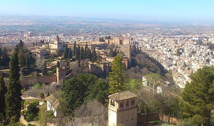 Vista de la Alhambra y Albaicín desde la Silla del Moro. 