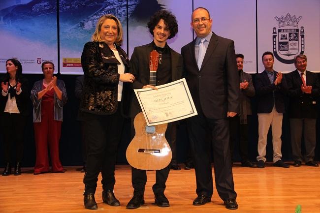 Alí Arango recibe el primer premio del prestigioso certamen 'Andrés Segovia'.