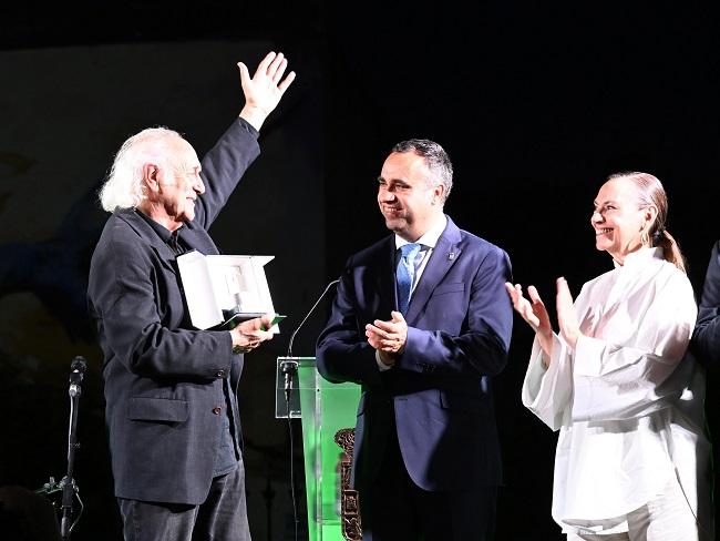 Amancio Prada agradece el Pozo de Plata que ha recibido en Fuente Vaqueros.