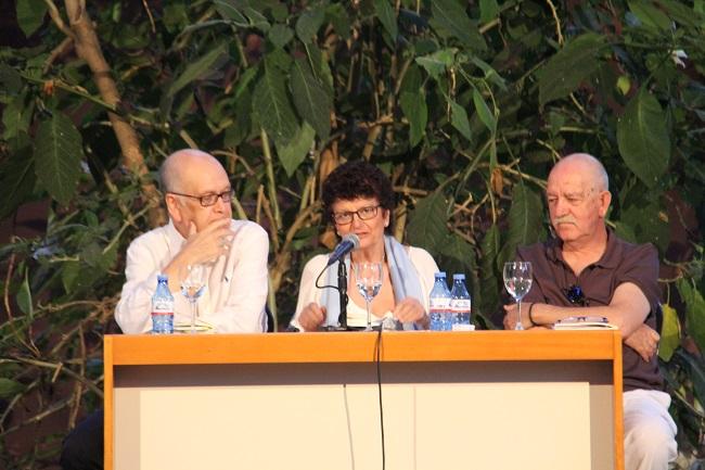 Ángeles Mora recita algunos de sus poemas, junto a Álvaro Salvador y Tomás Hernández.