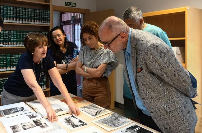 El director de la Alhambra, en una visita al Archivo.
