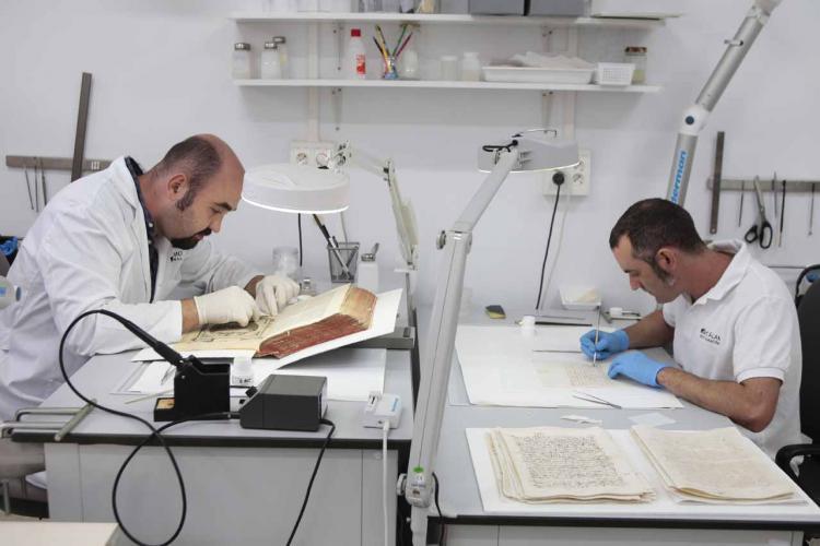 Técnicos en el Taller de Restauración del Archivo.