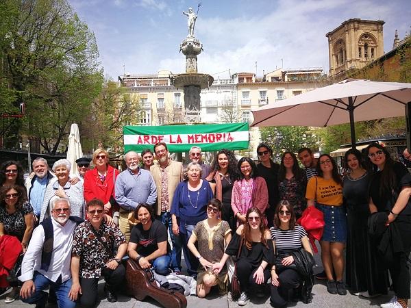 Foto de familias de los participantes en Arde la Memoria.