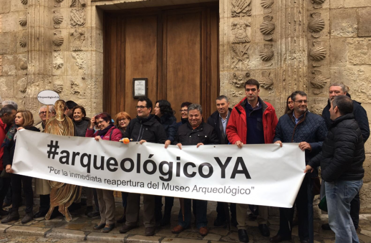 Concentrados este sábado a las puertas del Museo Arqueológico.