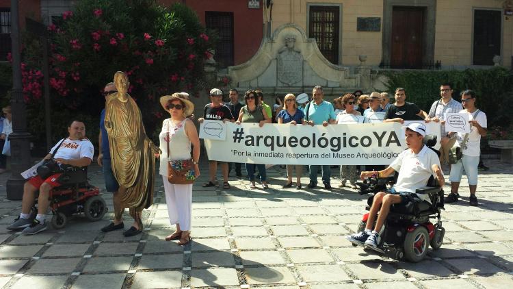 La manifestación ha partido de Plaza Nueva y ha contado con el alcalde, Francisco Cuenca.