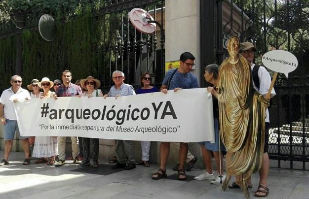 Protesta ante la puerta de la Subdelegación, en Gran Vía.