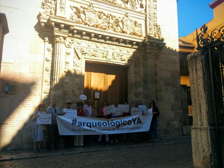 Un momento de la concentración a las puertas del Museo Arqueológico.