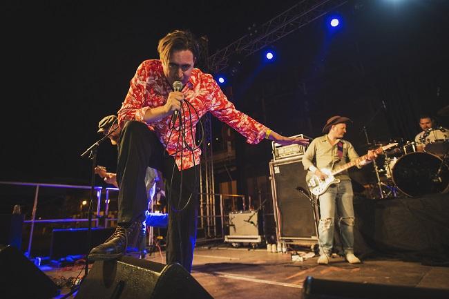 Art Brut, en plena actuación. Art Brut, en plena actuación.