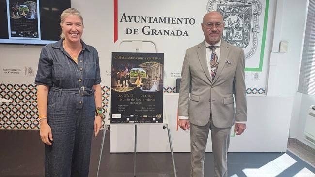 Presentación de la pasarela 'Cabalgando entre costuras' con la concejal de Protocolo de Granada, Carolina Amate (i).