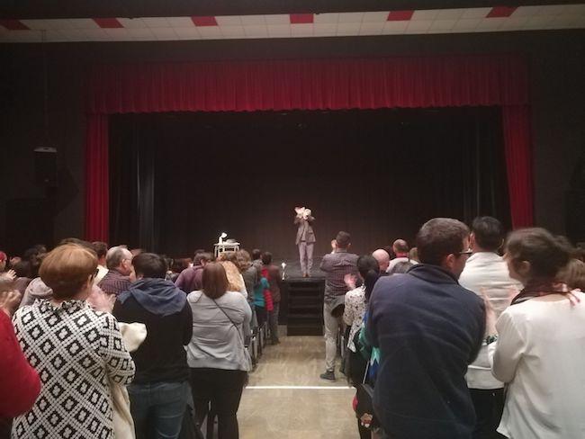 El público ovaciona a Alberto San Juan. El público ovaciona a Alberto San Juan.