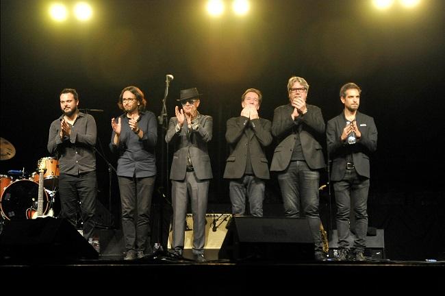 La banda saluda al público en el primer concierto.