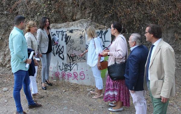 Pintadas en el Camino de la Fuente del Avellano, durante una visita del PP hace unos años.