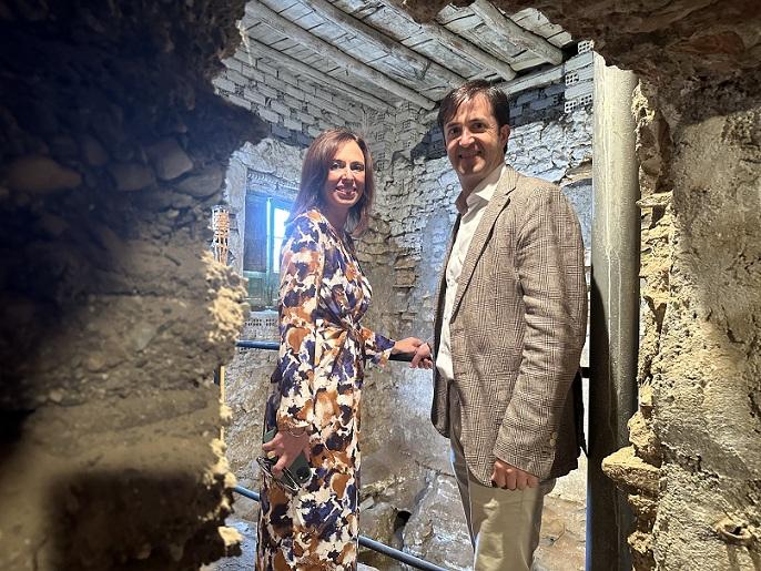 Rocío Díaz y Antonio Narváez, en el interior de los baños árabes. 