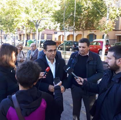 El alcalde informa de la biblioteca en el barrio de La Cruz. 