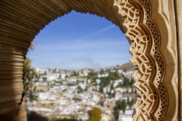 Detalle de la Alhambra con el Albaicín al fondo.