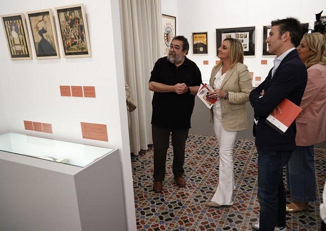 La alcaldesa, junto al comisario de la muestra, José Vallejo, en la visita a la exposición.
