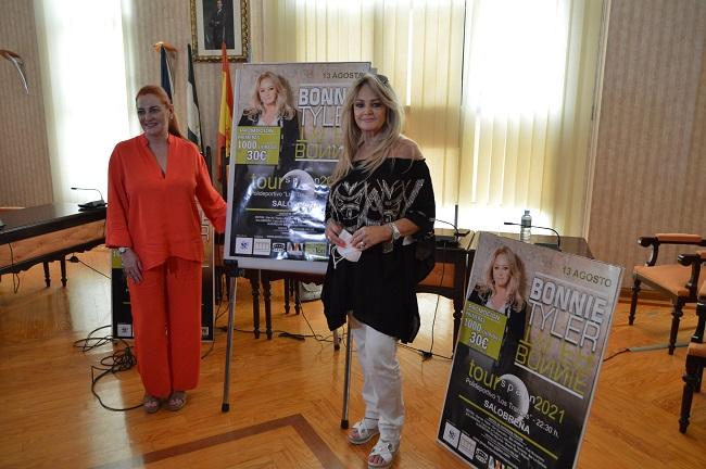 Bonnie Tyler con la alcaldesa de Salobreña, María Eugenia Rufino, en la presentación de su concierto.