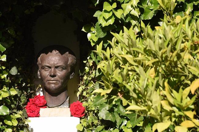 Busto de Federico García Lorca en el Patio de la Casa Natal en Fuente Vaqueros.