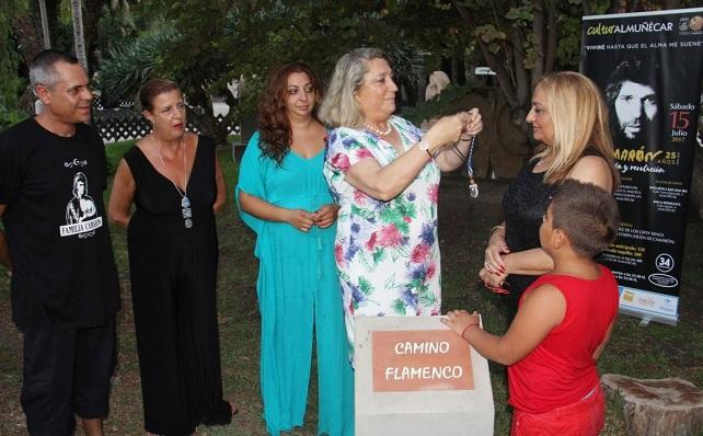 La alcaldesa pone la medalla de la ciudad a la viuda de Camarón.