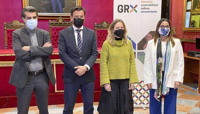 La hija del cantautor, Amaranta Cano, segunda por la dcha., en la presentación de los actos de homenaje.