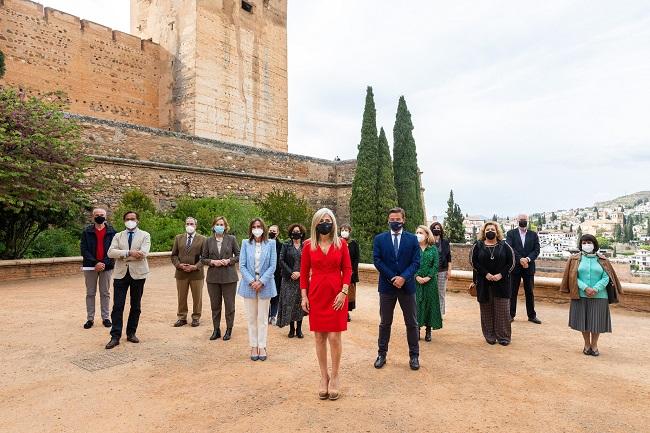 La consejera, con los representantes de las instituciones que han participado en la reunión.