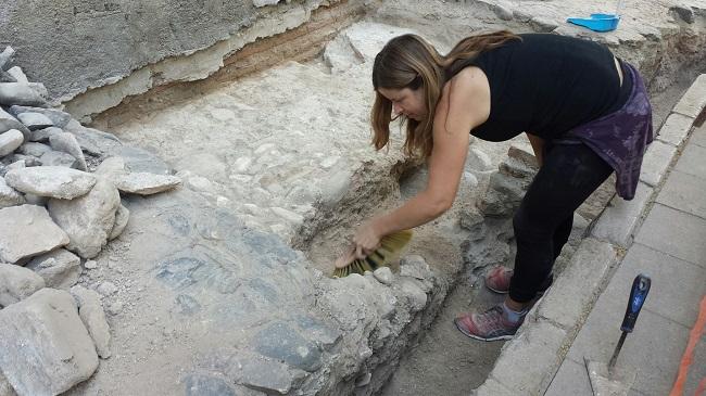 Una arqueóloga trabajaba este miércoles en la base de la capilla que ha quedado al descubierto.