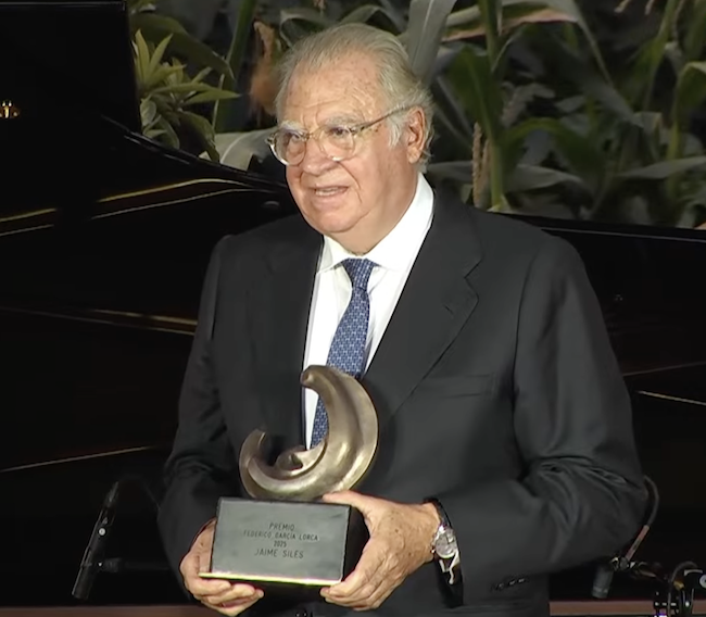 Jaime Siles, con la Luna del Premio Lorca de Poesía,