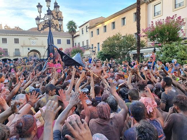 Multitudinario recibimiento a Cascamorras en Guadix. 