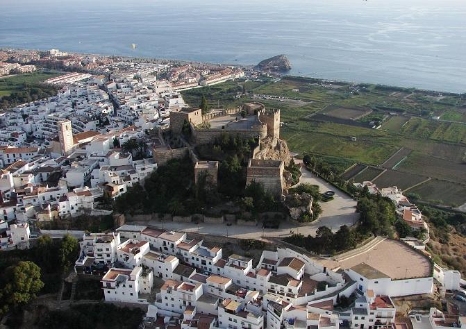 Imagen del Castillo de Salobreña y su casco antiguo. 