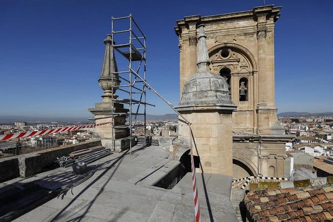 Intervención en los pináculos de la Catedral afectados por los terremotos.