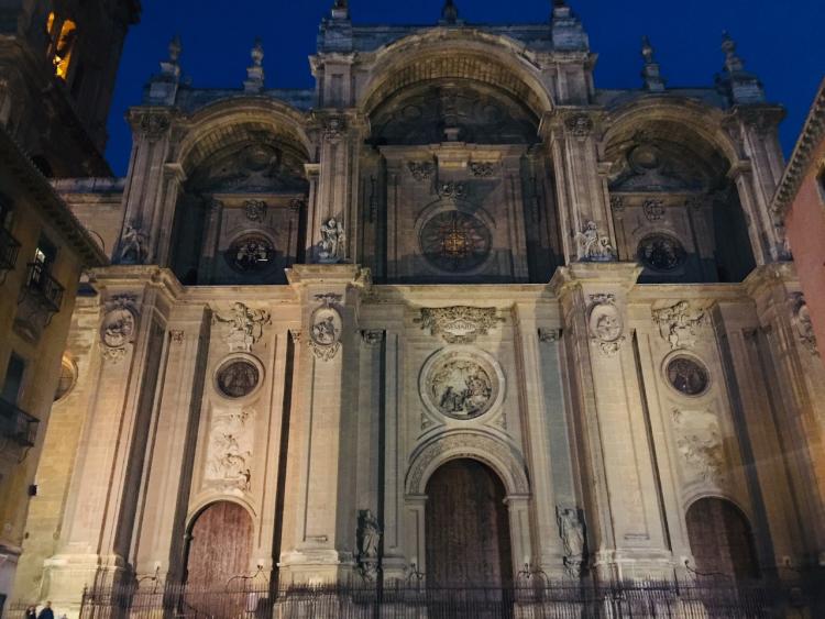 Imagen de la impresionante fachada de la Catedral de Granada.