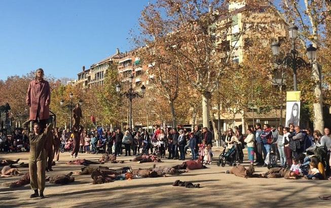 Mucho público en el Paseo del Salón para ver los espectáculos.