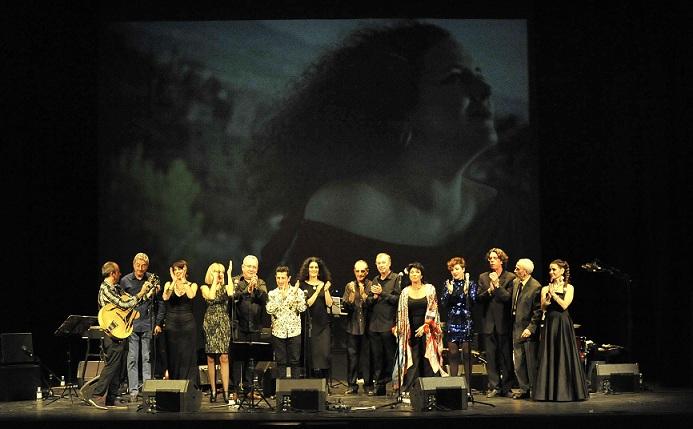 Músicos participantes en el homenaje, con la imagen de Celia Mur al fondo.