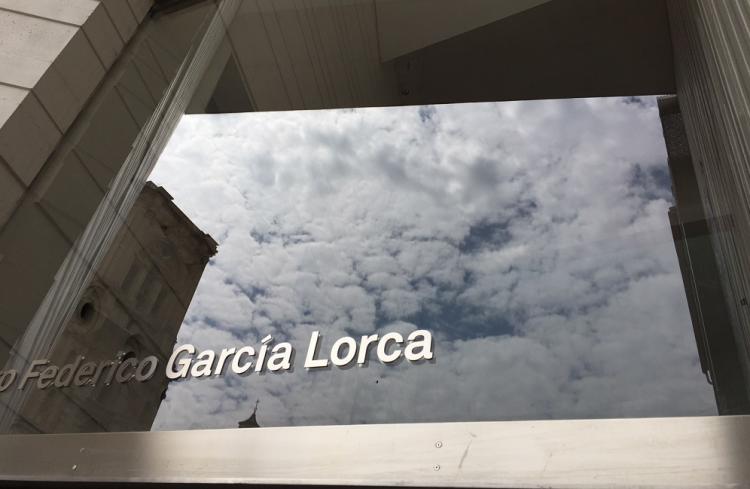 Espectacular imagen de la fachada del Centro Lorca, con el reflejo de la Catedral.