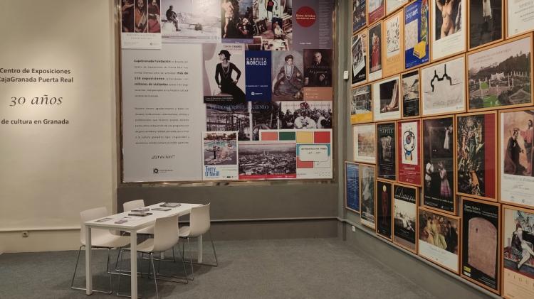 La instalación que echa cierre al Centro Cultural reúne cartelería y catálogos de estos 30 años.