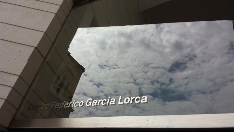 Detalle de la fachada del Centro Lorca, con la Catedral de Granada reflejada en una de sus cristaleras. 