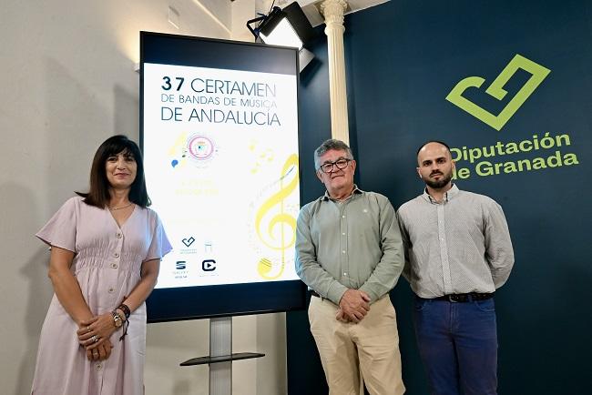 La diputada de Cultura con el alcalde de Chauchina y el director del certamen.