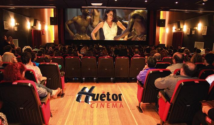 El cine está ubicado en la Casa de la Cultura.