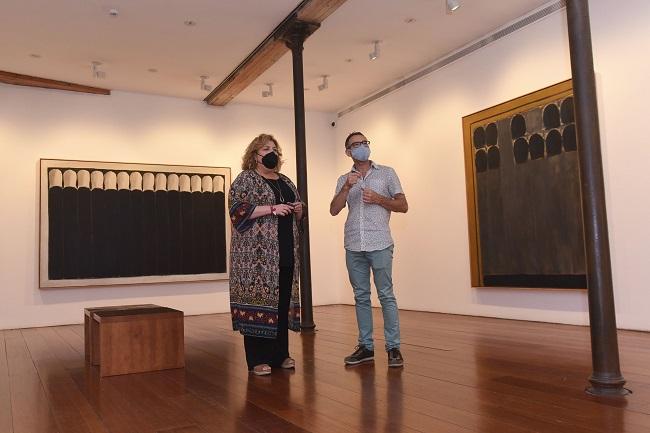 La diputada de Cultura, Fátima Gómez, que ha visitado la exposición junto al director del centro, Francisco Baena.