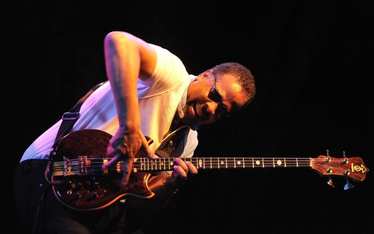 Explosivo Stanley Clarke, anoche en Almuñécar.