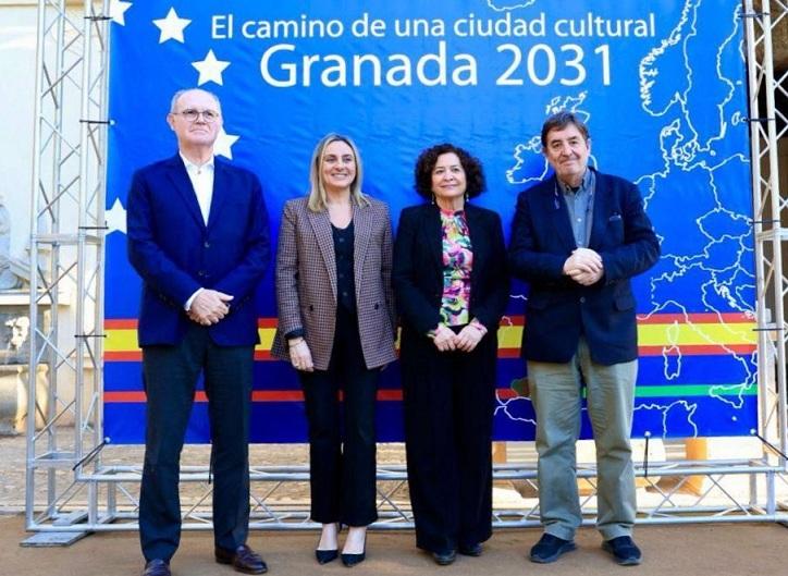 Los tres comisarios, junto a la alcaldesa de Granada. 