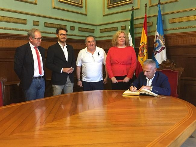 El consejero de Cultura en su visita al Ayuntamiento de Motril.