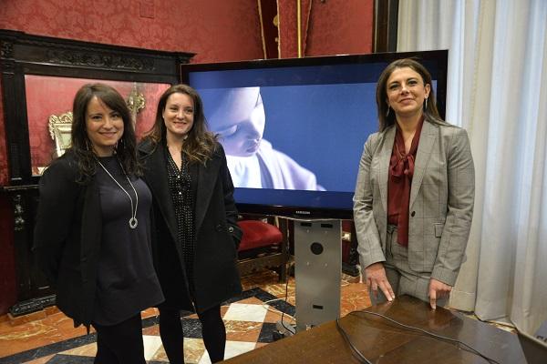 Cristina y María José Marín con la concejala Raquel Ruz.