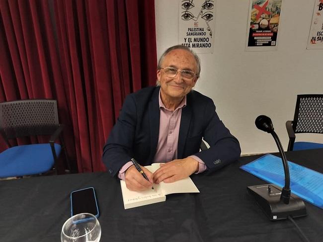 Eduardo Cruz, en la firma de su libro.