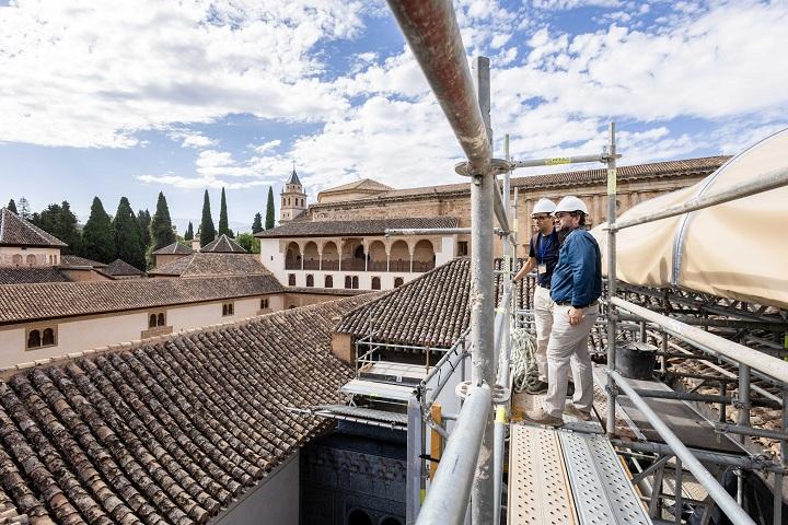 Antonio G. Peral, arquitecto conservador del monumento y Diego Garzón, responsable del proyecto, visitan la obra.